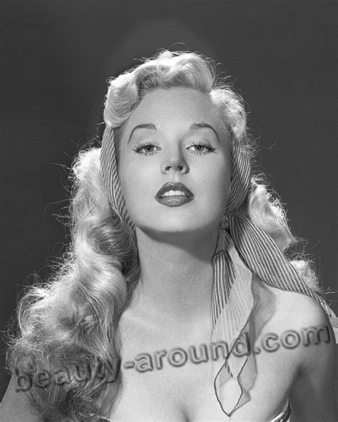 33 Stunning Vintage Photos Of Betty Brosmer: The Iconic Beauty。